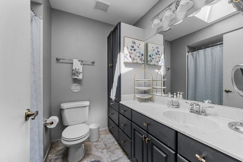 Charming Naperville Haven Near Downtown - Naperville, Illinois