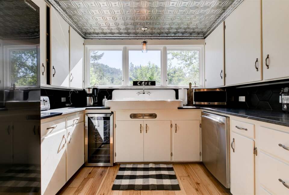 Modern Comfort Meets Vintage Charm in Oregon Wine Country - Newberg, Oregon