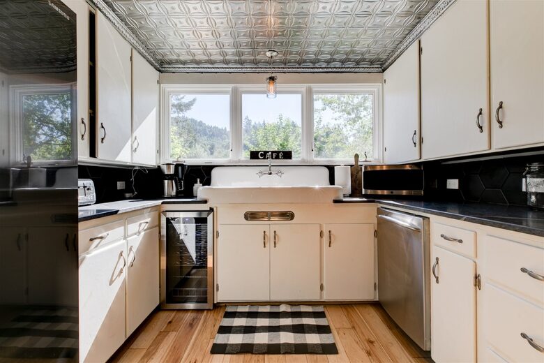 Modern Comfort Meets Vintage Charm in Oregon Wine Country - Newberg, Oregon