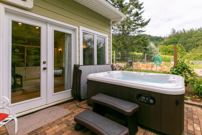 Modern Comfort Meets Vintage Charm in Oregon Wine Country - Newberg, Oregon