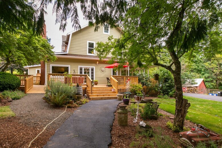 Modern Comfort Meets Vintage Charm in Oregon Wine Country - Newberg, Oregon
