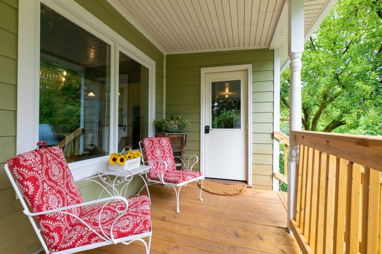 Modern Comfort Meets Vintage Charm in Oregon Wine Country - Newberg, Oregon