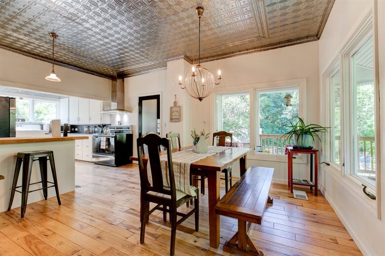 Modern Comfort Meets Vintage Charm in Oregon Wine Country - Newberg, Oregon