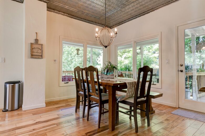 Modern Comfort Meets Vintage Charm in Oregon Wine Country - Newberg, Oregon