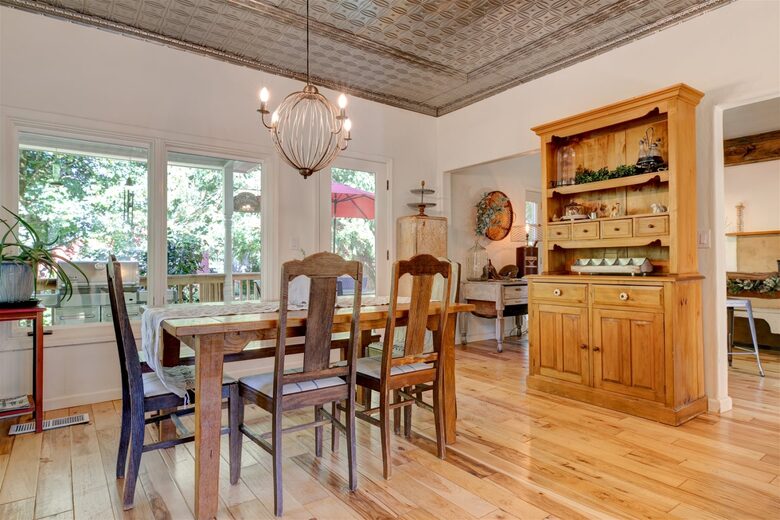Modern Comfort Meets Vintage Charm in Oregon Wine Country - Newberg, Oregon