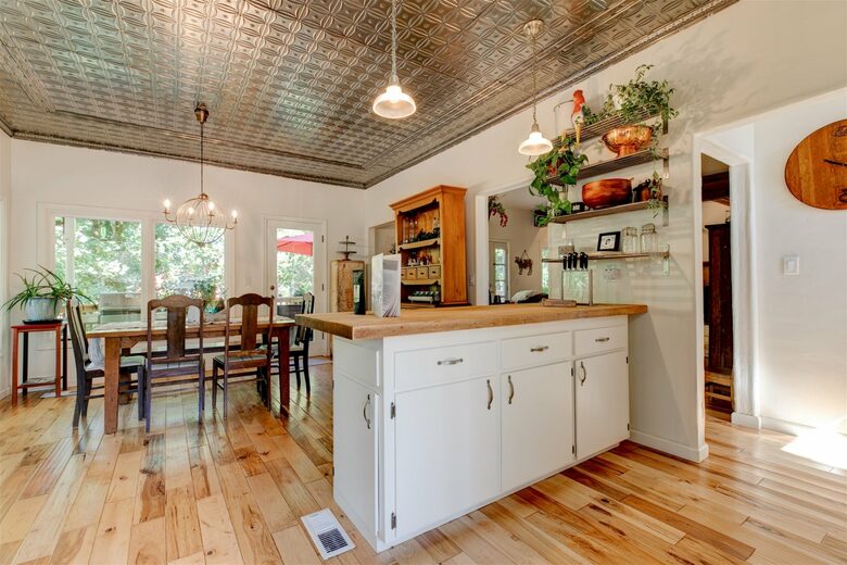 Modern Comfort Meets Vintage Charm in Oregon Wine Country - Newberg, Oregon