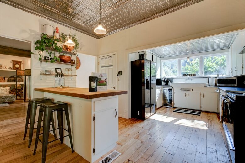 Modern Comfort Meets Vintage Charm in Oregon Wine Country - Newberg, Oregon