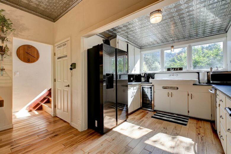 Modern Comfort Meets Vintage Charm in Oregon Wine Country - Newberg, Oregon