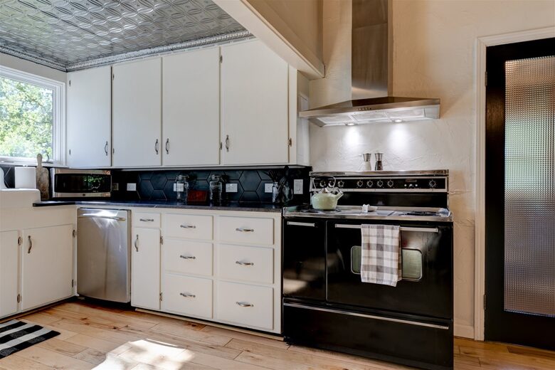 Modern Comfort Meets Vintage Charm in Oregon Wine Country - Newberg, Oregon
