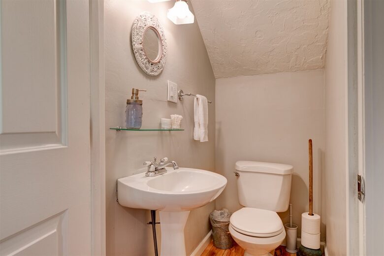 Modern Comfort Meets Vintage Charm in Oregon Wine Country - Newberg, Oregon