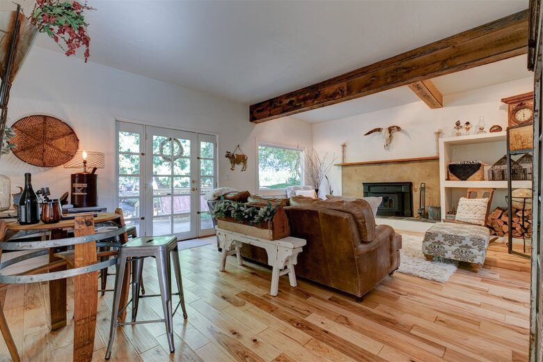Modern Comfort Meets Vintage Charm in Oregon Wine Country - Newberg, Oregon