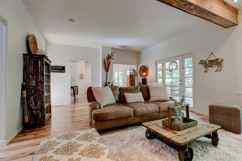 Modern Comfort Meets Vintage Charm in Oregon Wine Country - Newberg, Oregon
