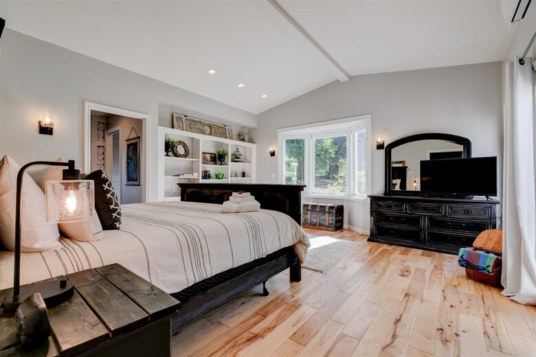 Modern Comfort Meets Vintage Charm in Oregon Wine Country - Newberg, Oregon