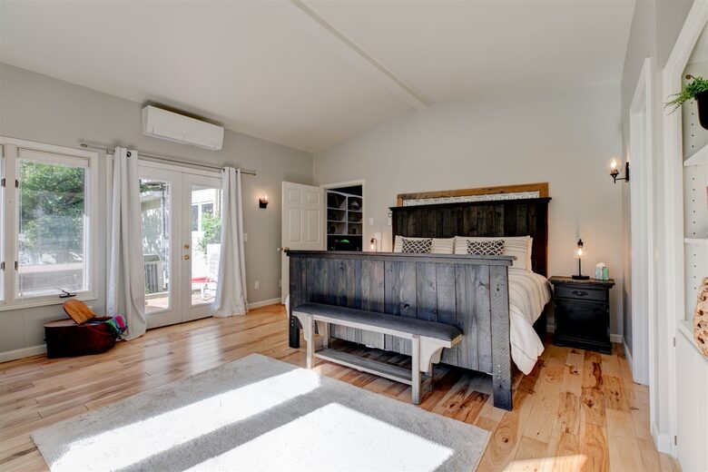 Modern Comfort Meets Vintage Charm in Oregon Wine Country - Newberg, Oregon