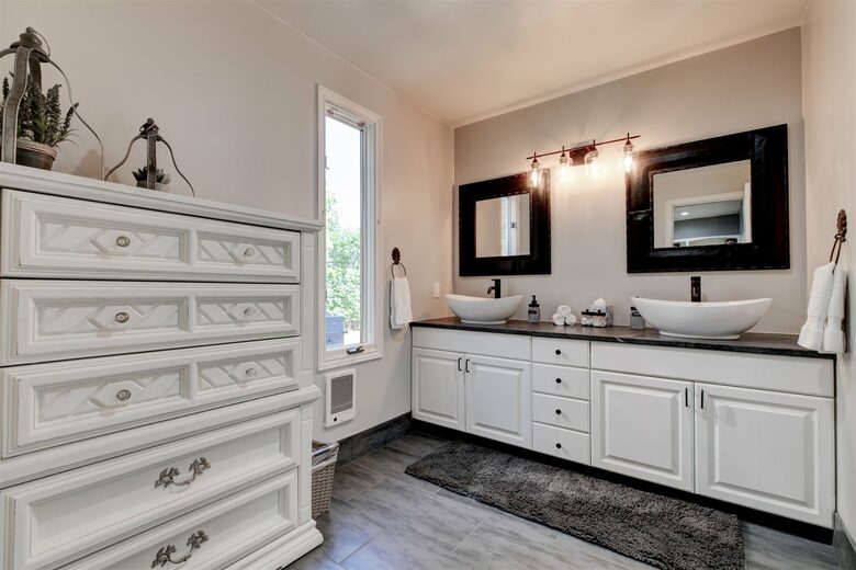 Modern Comfort Meets Vintage Charm in Oregon Wine Country - Newberg, Oregon