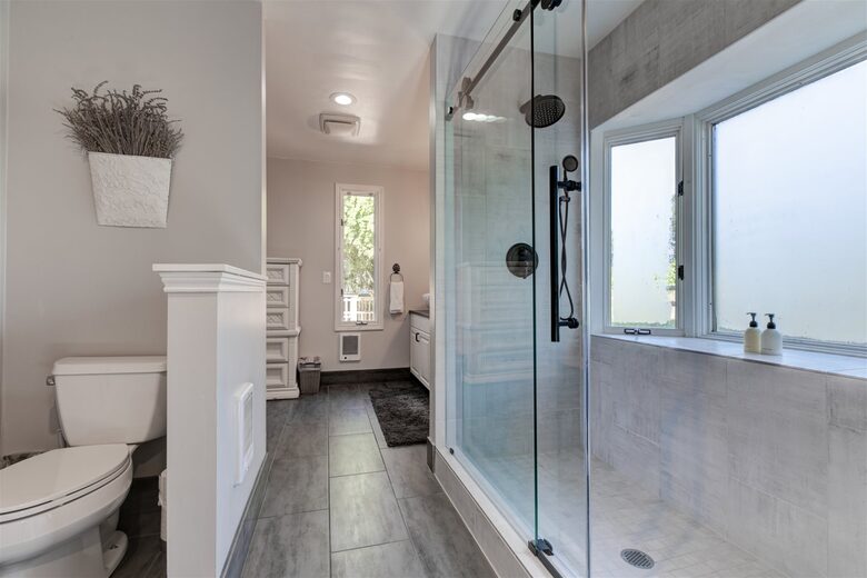 Modern Comfort Meets Vintage Charm in Oregon Wine Country - Newberg, Oregon