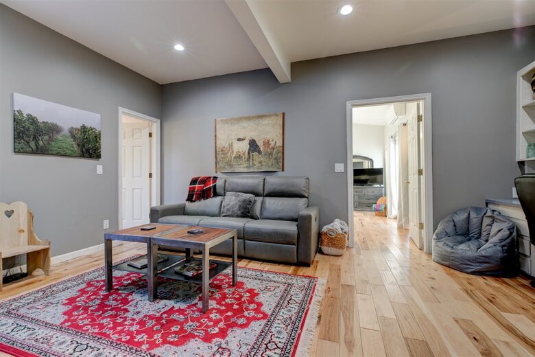 Modern Comfort Meets Vintage Charm in Oregon Wine Country - Newberg, Oregon