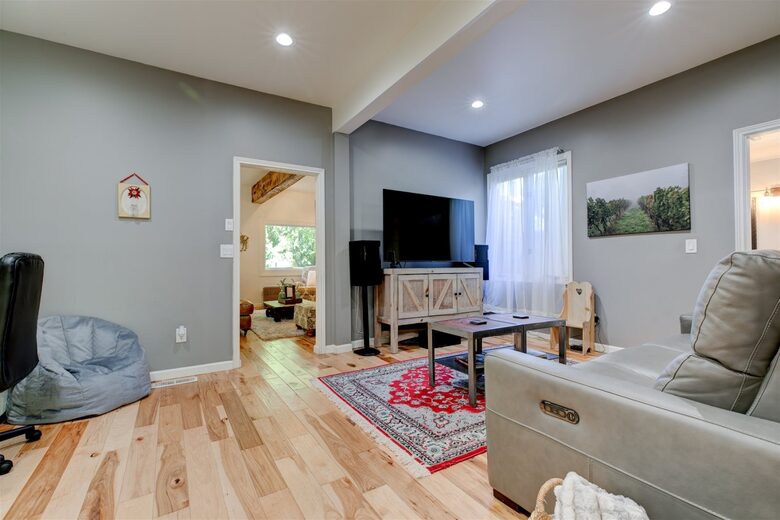 Modern Comfort Meets Vintage Charm in Oregon Wine Country - Newberg, Oregon