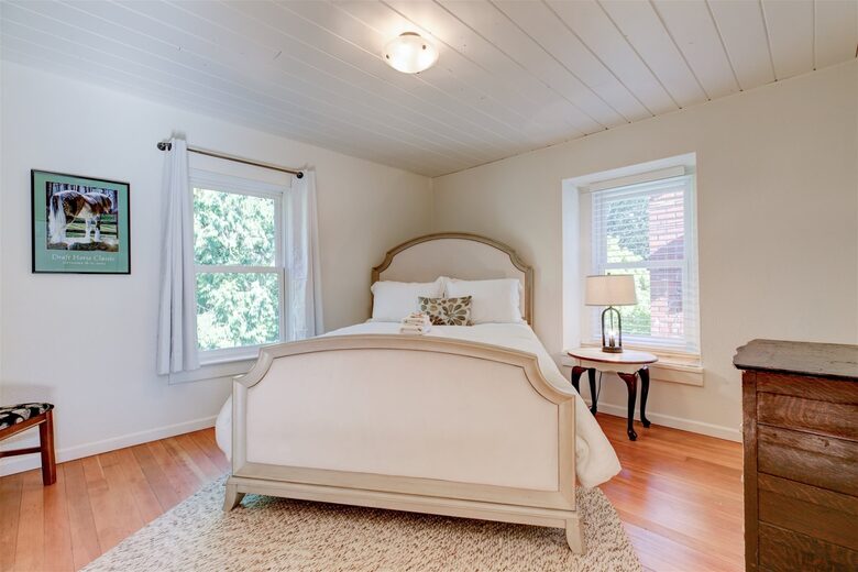Modern Comfort Meets Vintage Charm in Oregon Wine Country - Newberg, Oregon