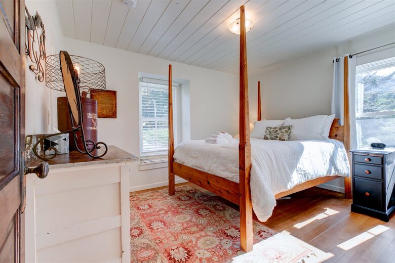 Modern Comfort Meets Vintage Charm in Oregon Wine Country - Newberg, Oregon