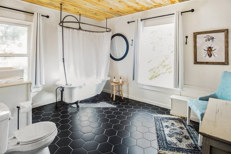 Modern Comfort Meets Vintage Charm in Oregon Wine Country - Newberg, Oregon