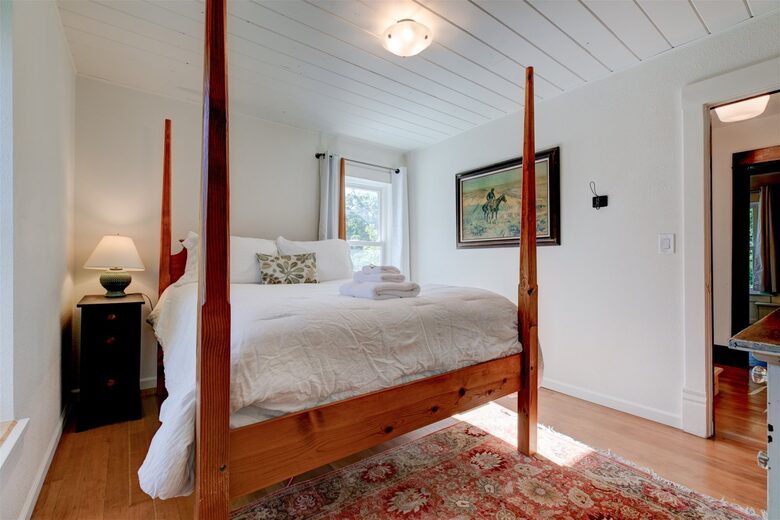 Modern Comfort Meets Vintage Charm in Oregon Wine Country - Newberg, Oregon