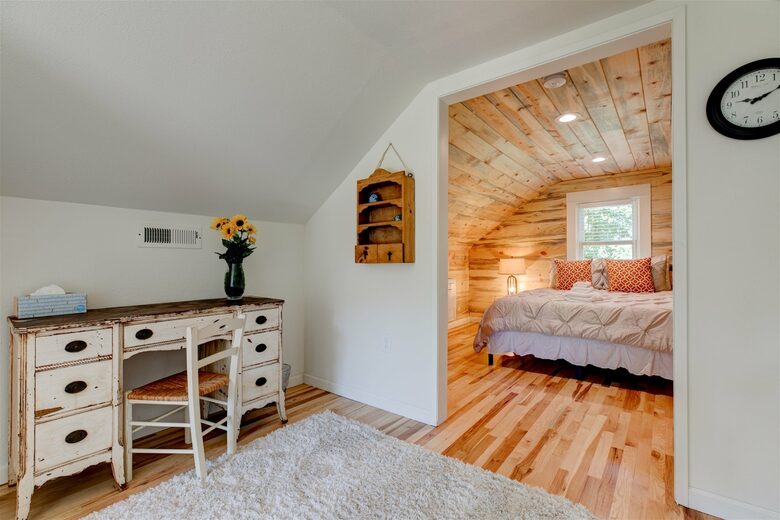 Modern Comfort Meets Vintage Charm in Oregon Wine Country - Newberg, Oregon