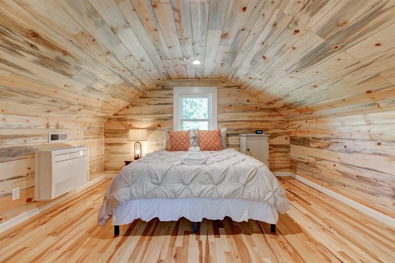Modern Comfort Meets Vintage Charm in Oregon Wine Country - Newberg, Oregon