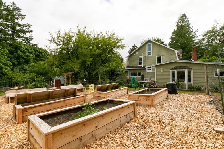 Modern Comfort Meets Vintage Charm in Oregon Wine Country - Newberg, Oregon