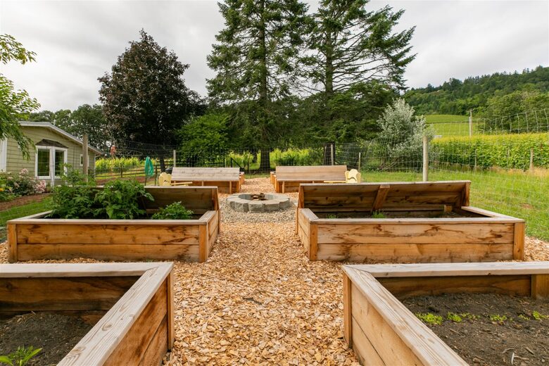 Modern Comfort Meets Vintage Charm in Oregon Wine Country - Newberg, Oregon
