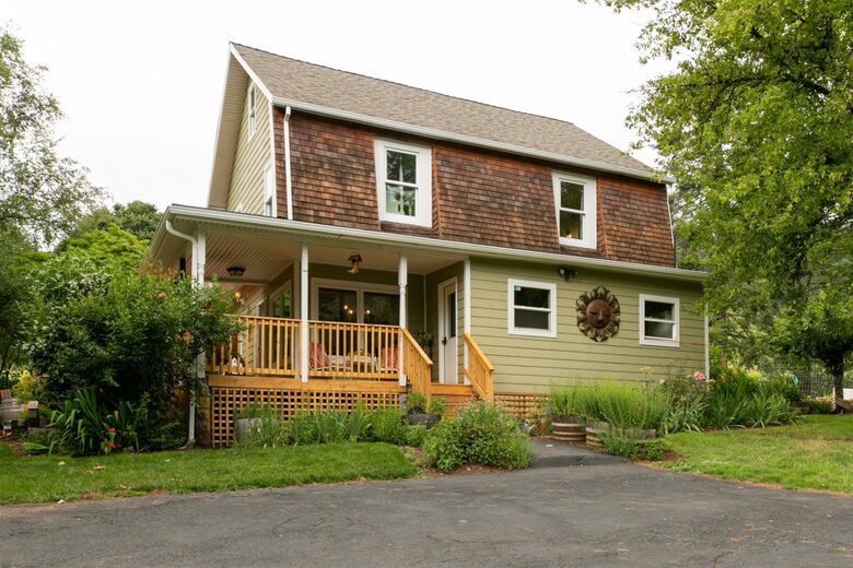Modern Comfort Meets Vintage Charm in Oregon Wine Country - Newberg, Oregon