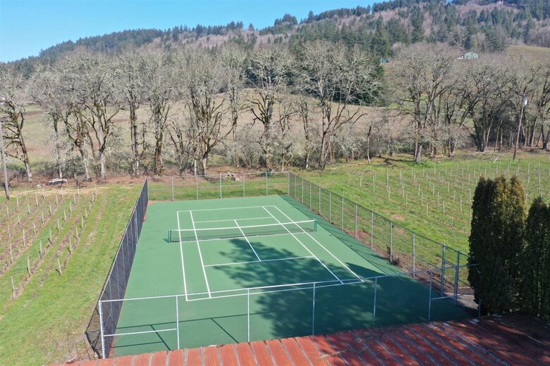 Modern Comfort Meets Vintage Charm in Oregon Wine Country - Newberg, Oregon