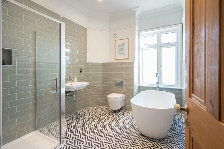 Turreted Luxury by the Sea in Isle of Wight - Totland Bay, Isle of Wight, United Kingdom