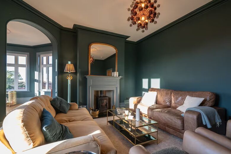 Turreted Luxury by the Sea in Isle of Wight - Totland Bay, Isle of Wight, United Kingdom