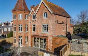 Turreted Luxury by the Sea in Isle of Wight - Totland Bay, Isle of Wight, United Kingdom