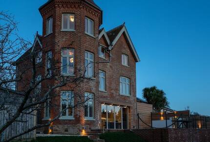 Turreted Luxury by the Sea in Isle of Wight - Totland Bay, Isle of Wight, United Kingdom