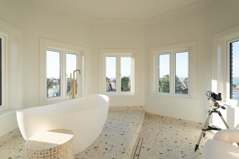 Turreted Luxury by the Sea in Isle of Wight - Totland Bay, Isle of Wight, United Kingdom