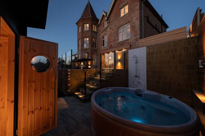Turreted Luxury by the Sea in Isle of Wight - Totland Bay, Isle of Wight, United Kingdom