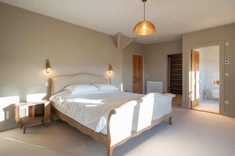 Turreted Luxury by the Sea in Isle of Wight - Totland Bay, Isle of Wight, United Kingdom