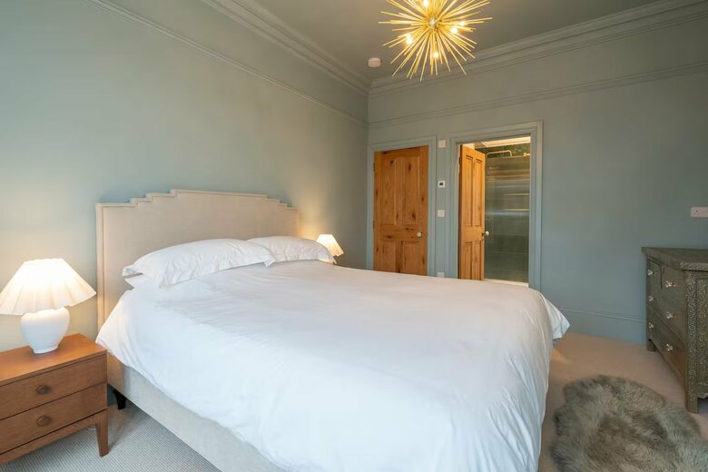 Turreted Luxury by the Sea in Isle of Wight - Totland Bay, Isle of Wight, United Kingdom