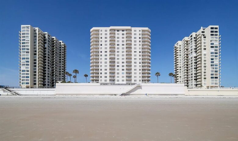 Cozy Oceanfront Escape in Daytona Beach Shores - Daytona Beach Shores, Florida