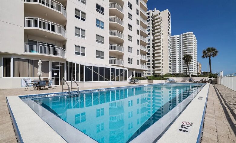 Cozy Oceanfront Escape in Daytona Beach Shores - Daytona Beach Shores, Florida