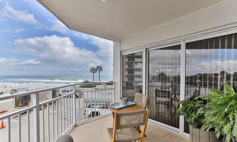 Cozy Oceanfront Escape in Daytona Beach Shores - Daytona Beach Shores, Florida