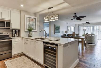 Cozy Oceanfront Escape in Daytona Beach Shores - Daytona Beach Shores, Florida