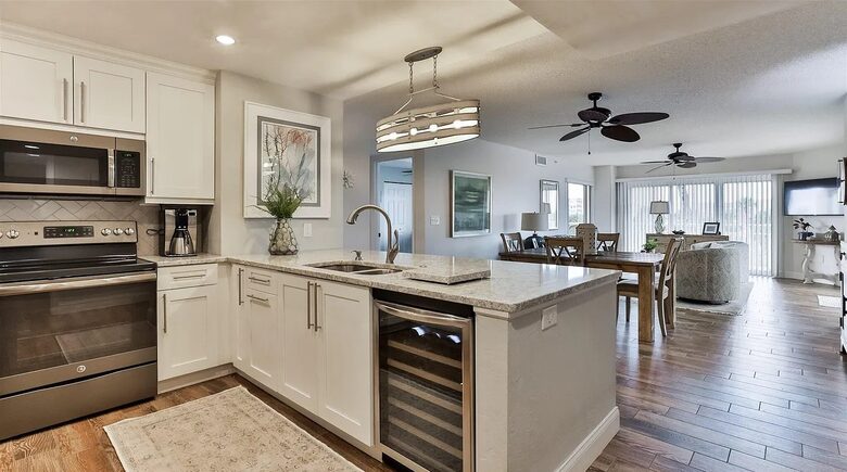 Cozy Oceanfront Escape in Daytona Beach Shores - Daytona Beach Shores, Florida