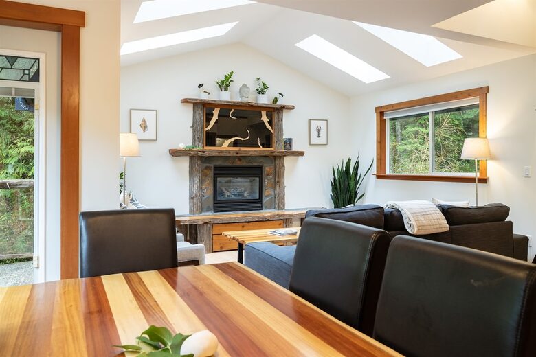 Tranquil Hideaway Near Tofino’s Best Beaches - Tofino, Canada