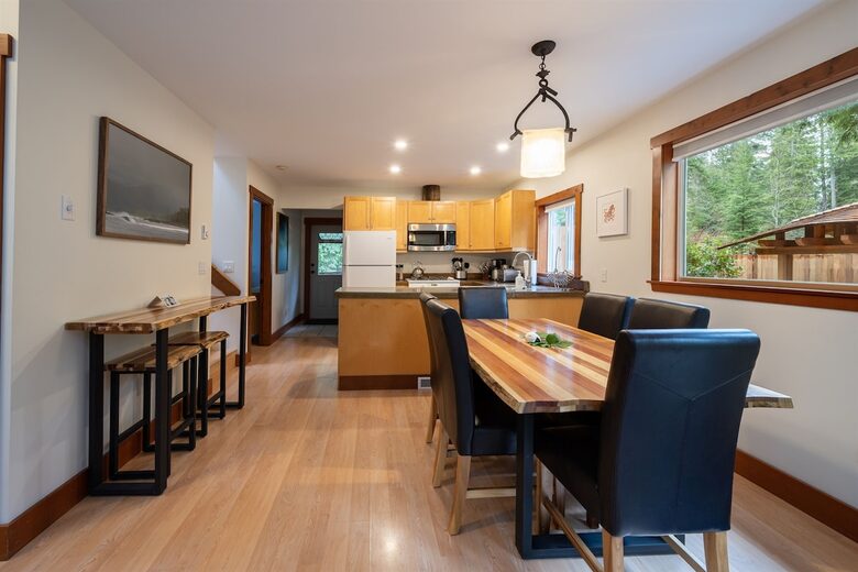 Tranquil Hideaway Near Tofino’s Best Beaches - Tofino, Canada