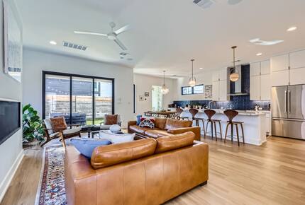 Ivory Farmhouse: Modern Comfort in Historic Georgetown - Georgetown, Texas