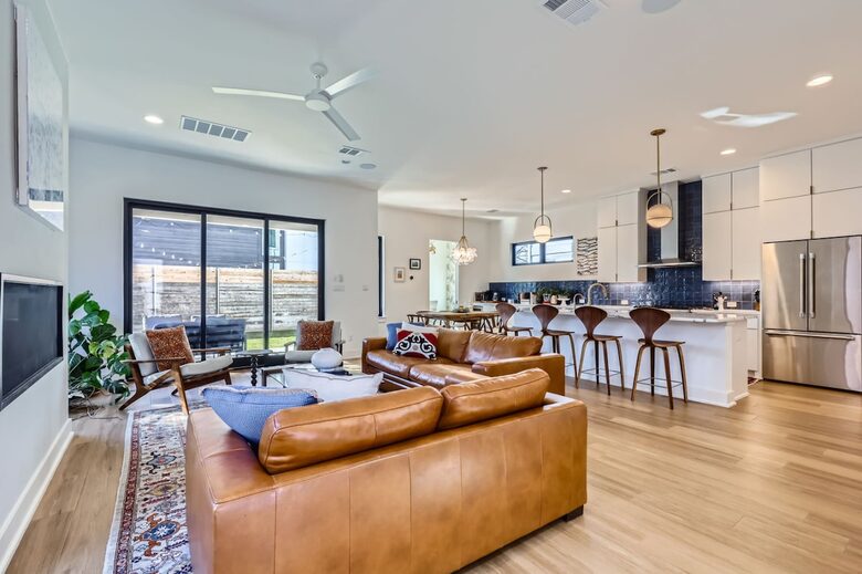 Ivory Farmhouse: Modern Comfort in Historic Georgetown - Georgetown, Texas
