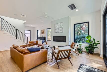 Ivory Farmhouse: Modern Comfort in Historic Georgetown - Georgetown, Texas